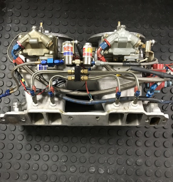 Cargue la imagen en el visor de la galería, Weiand BBC 9.8” Deck Tunnel Ram Manifold with Dual Holley 1050 Dominators and Complete NOS Single Stage Fogger System
